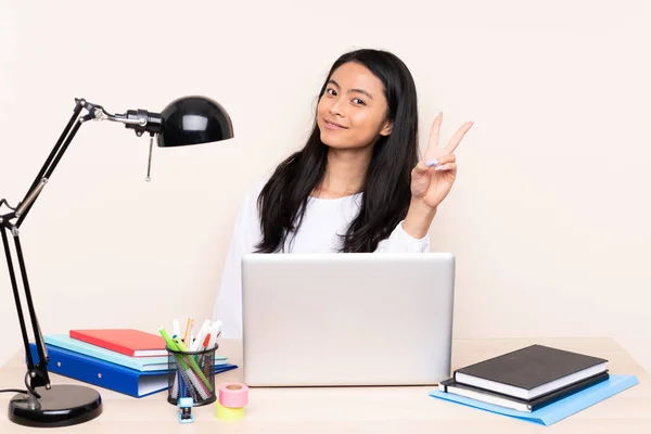 Estudiante Asiático Chica Lugar Trabajo Con Portátil Aislado Beige Fondo — Foto de Stock