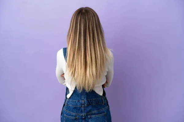 Jovem Mulher Sobre Fundo Roxo Isolado Posição Trás — Fotografia de Stock