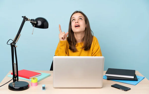 Estudiante Chica Estudiando Casa Aislada Sobre Fondo Azul Apuntando Hacia — Foto de Stock