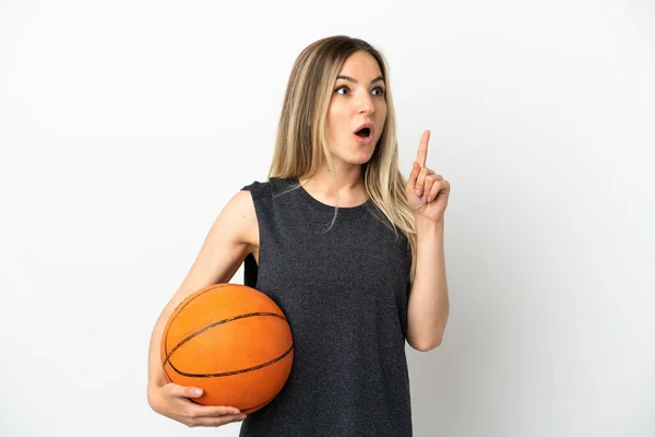 Giovane Donna Che Gioca Basket Oltre Isolato Muro Bianco Pensando — Foto Stock