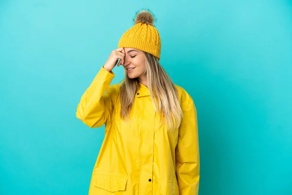 Jovem Mulher Vestindo Casaco Prova Chuva Sobre Fundo Azul Isolado — Fotografia de Stock