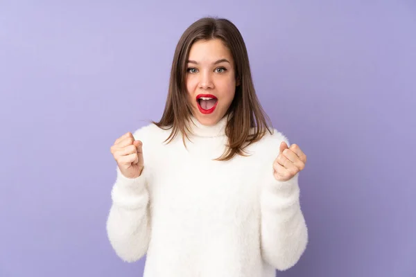 Adolescente Isolée Sur Fond Violet Célébrant Une Victoire Position Gagnante — Photo