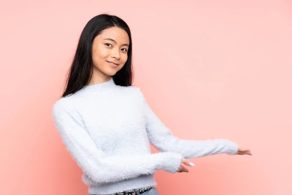 Teenager Chinesin Isoliert Auf Rosa Hintergrund Die Hände Zur Seite — Stockfoto