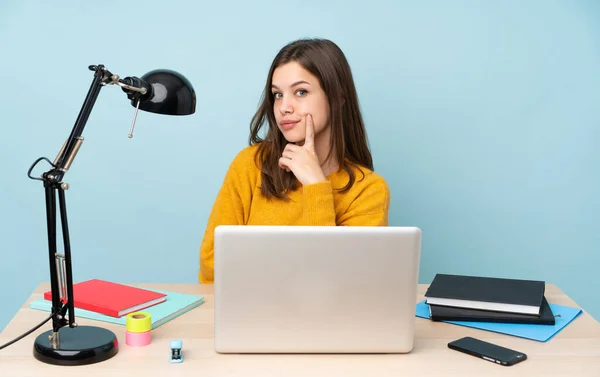 Estudiante Chica Estudiando Casa Aislado Sobre Fondo Azul Mirando Frente — Foto de Stock