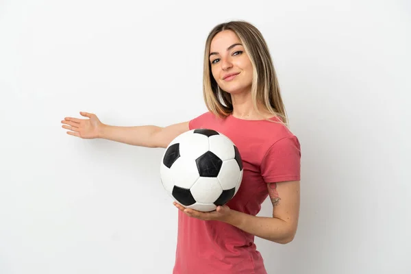 Jovem Jogador Futebol Mulher Sobre Isolado Parede Branca Estendendo Mãos — Fotografia de Stock