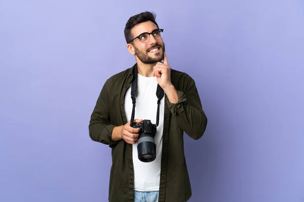 Photographer Man Isolated Purple Background Thinking Idea While Looking — Stok Foto