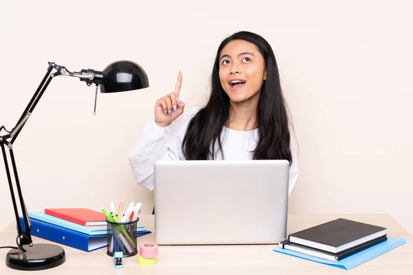 Estudiante Asiático Chica Lugar Trabajo Con Portátil Aislado Beige Fondo — Foto de Stock