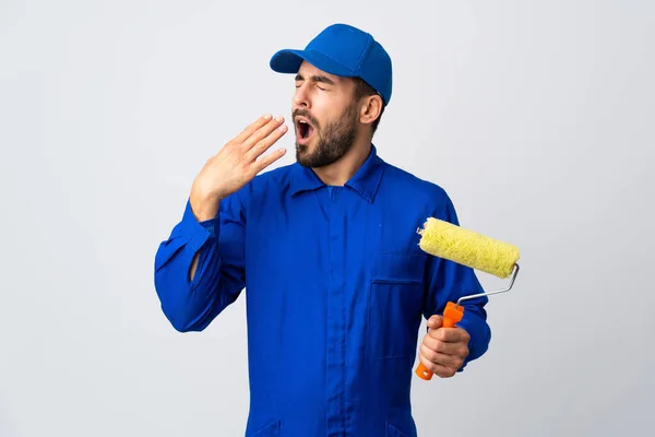 Pittore Uomo Che Tiene Rullo Vernice Isolato Sfondo Bianco Sbadigliando — Foto Stock