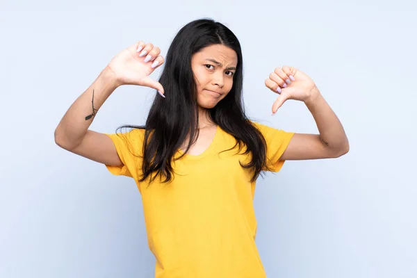 Adolescente Donna Cinese Isolato Sfondo Blu Mostrando Pollice Verso Basso — Foto Stock