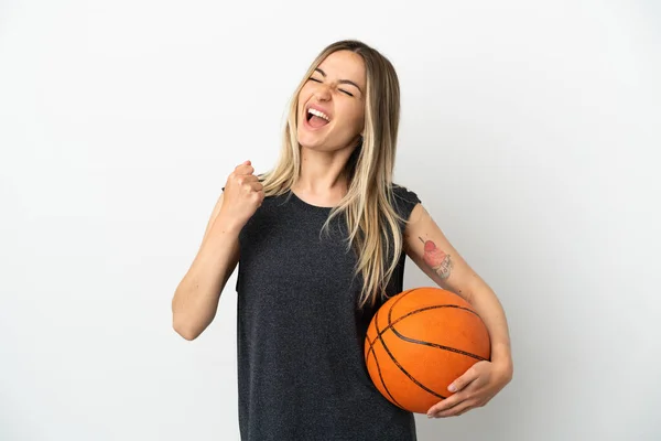 Mujer Joven Jugando Baloncesto Sobre Pared Blanca Aislada Celebrando Una — Foto de Stock