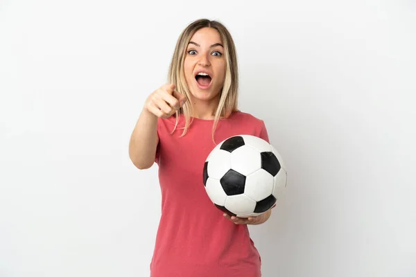 Joven Futbolista Mujer Sobre Aislado Blanco Pared Sorprendida Apuntando Frente — Foto de Stock
