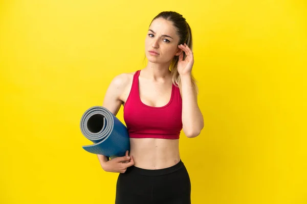 Joven Deportista Yendo Clases Yoga Mientras Sostiene Una Esterilla Teniendo —  Fotos de Stock