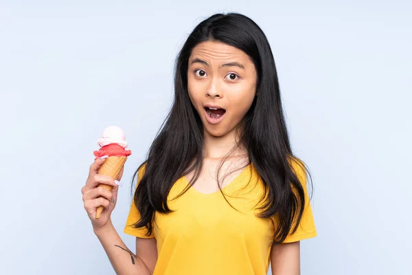 Adolescente Ragazza Asiatica Con Gelato Alla Cornetta Isolato Sfondo Blu — Foto Stock