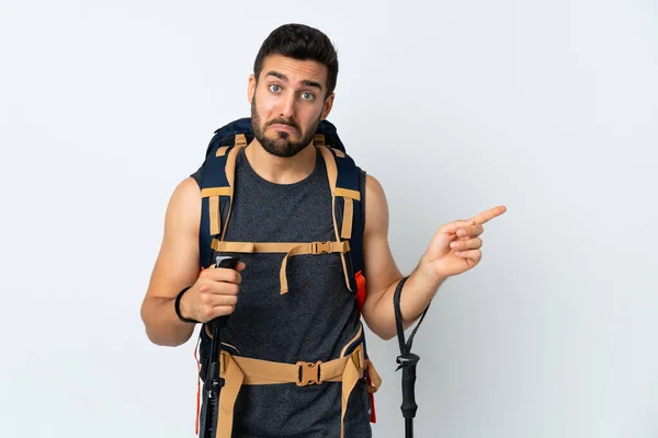 Joven Montañista Con Una Gran Mochila Bastones Trekking Aislados Sobre — Foto de Stock