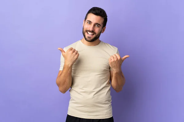 Jonge Knappe Man Met Baard Geïsoleerde Achtergrond Met Duimen Omhoog — Stockfoto