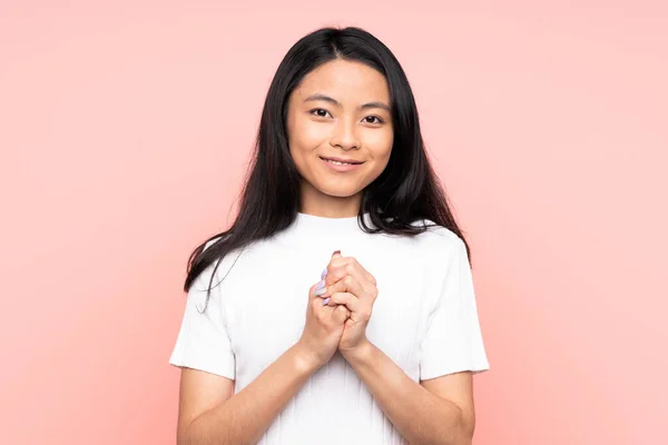 Adolescente Donna Cinese Isolato Sfondo Rosa Ridere — Foto Stock