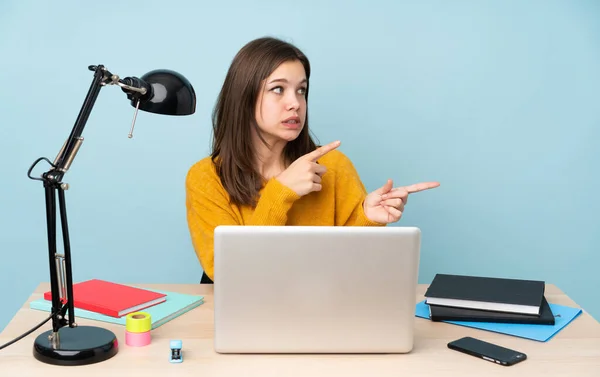 Estudiante Chica Estudiando Casa Aislado Sobre Fondo Azul Asustado Señalando — Foto de Stock