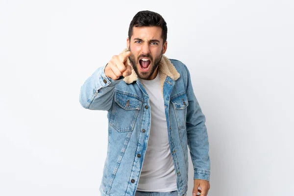 Jovem Homem Bonito Com Barba Isolada Fundo Branco Frustrado Apontando — Fotografia de Stock