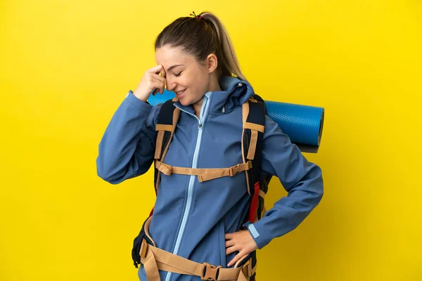 Young Mountaineer Woman Big Backpack Isolated Yellow Background Laughing — Stock Photo, Image