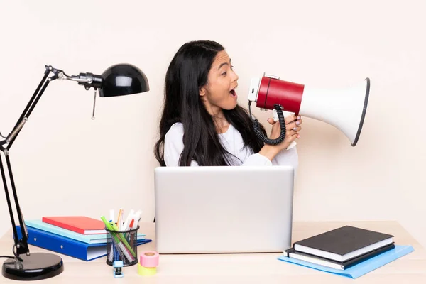 Student Aziatische Meisje Een Werkplaats Met Een Laptop Geïsoleerd Beige — Stockfoto