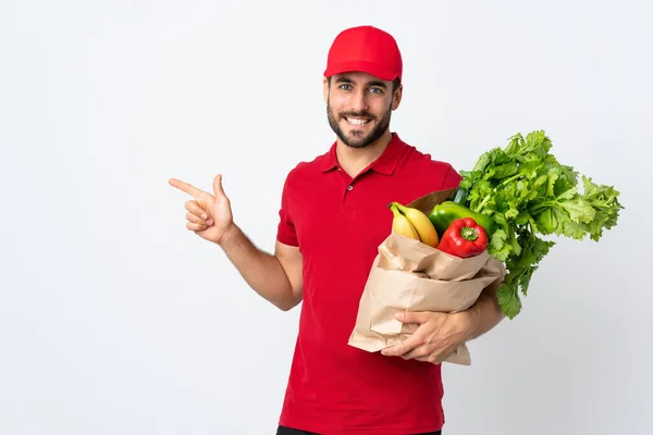 Giovane Con Barba Che Tiene Una Borsa Piena Verdure Isolate — Foto Stock