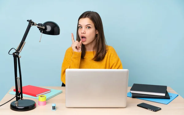 Studentin Studiert Ihrem Haus Isoliert Auf Blauem Hintergrund Und Denkt — Stockfoto