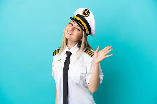 Flugzeugpilot Über Isoliertem Blauem Hintergrund Salutiert Mit Glücklicher Miene — Stockfoto