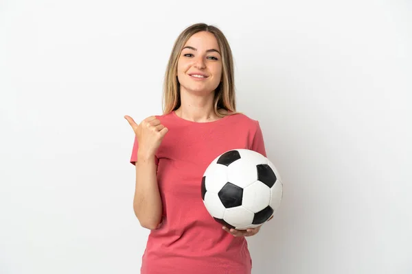 Joven Futbolista Mujer Sobre Pared Blanca Aislada Apuntando Hacia Lado — Foto de Stock