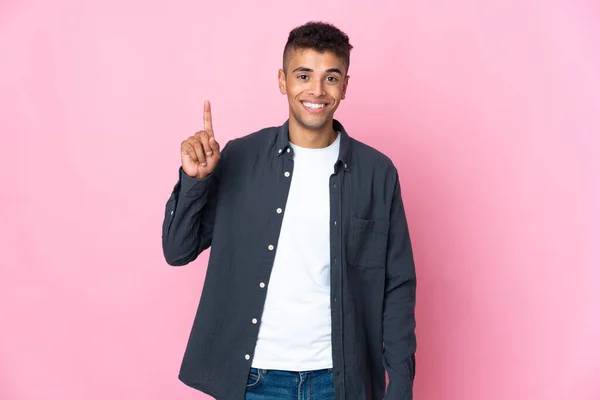 Junger Brasilianer Isoliert Auf Rosa Hintergrund Der Auf Eine Großartige — Stockfoto