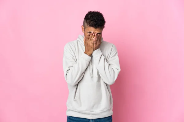 Jovem Brasileiro Isolado Fundo Rosa Com Expressão Cansada Doente — Fotografia de Stock