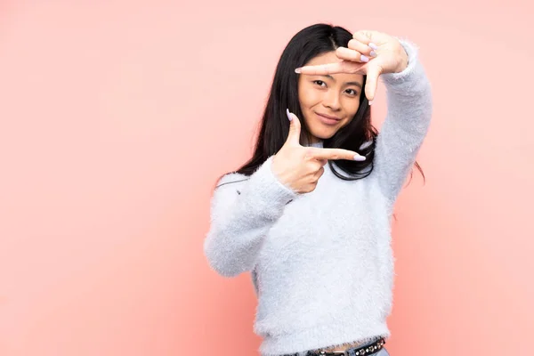 Teenager Chinesische Frau Isoliert Auf Rosa Hintergrund Fokussiert Gesicht Framing — Stockfoto