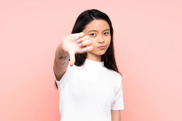 Tini Kínai Elszigetelt Rózsaszín Háttér Mutatja Hüvelykujj Lefelé Negatív Kifejezés — Stock Fotó