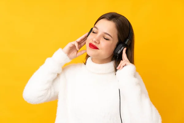 Ragazza Adolescente Isolata Sfondo Giallo Ascoltare Musica Cantare — Foto Stock