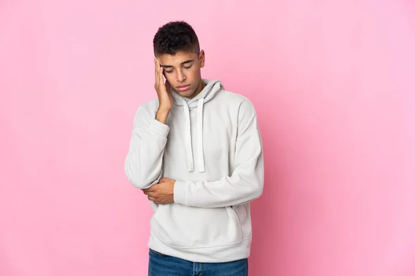 Joven Brasileño Aislado Sobre Fondo Rosa Con Dolor Cabeza —  Fotos de Stock