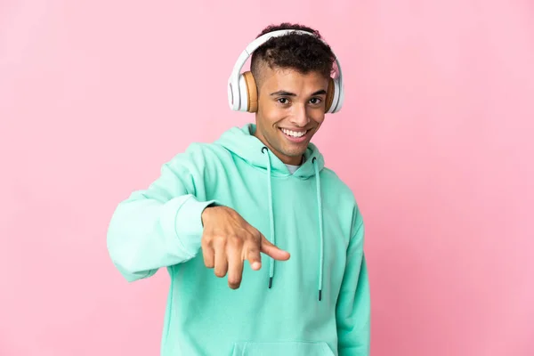 Young Brazilian Man Isolated Pink Background Listening Music — Stock Photo, Image