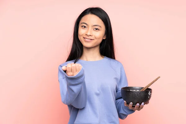 Tiener Aziatische Vrouw Geïsoleerd Beige Achtergrond Uitnodigen Komen Met Hand — Stockfoto