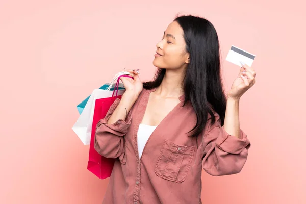 Подростковая Китаянка Изолирована Розовом Фоне Сумками Покупок Кредиткой — стоковое фото