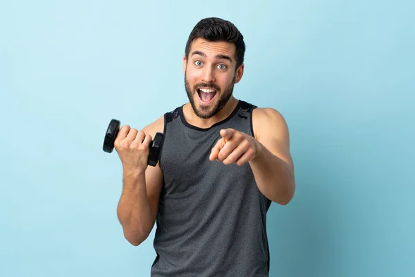 Joven Deportista Con Barba Que Señala Con Dedo Con Una —  Fotos de Stock