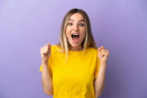 Giovane Donna Sfondo Viola Isolato Che Celebra Una Vittoria Nella — Foto Stock