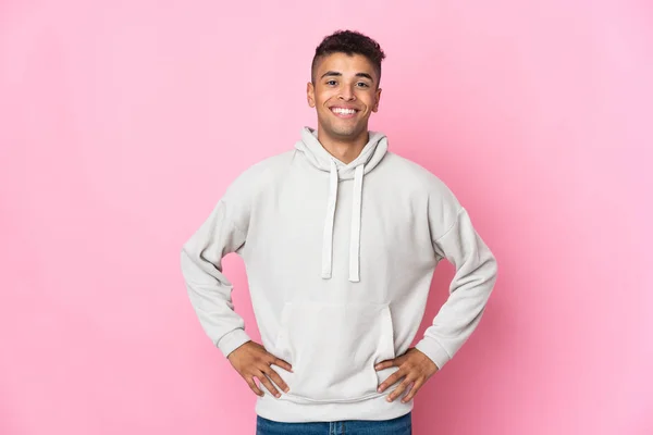 Jovem Brasileiro Isolado Fundo Rosa Posando Com Braços Quadril Sorrindo — Fotografia de Stock