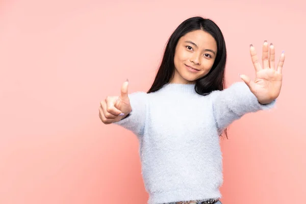 Adolescente Mujer China Aislada Sobre Fondo Rosa Contando Seis Con —  Fotos de Stock