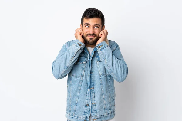 Jovem Homem Bonito Com Barba Isolada Fundo Branco Frustrado Cobrindo — Fotografia de Stock