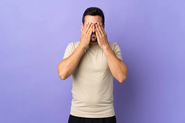 Jonge Knappe Man Met Baard Geïsoleerde Achtergrond Bedekken Ogen Door — Stockfoto