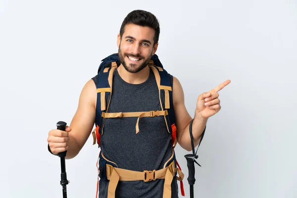 Junger Bergsteiger Mit Großem Rucksack Und Wanderstöcken Auf Weißem Hintergrund — Stockfoto