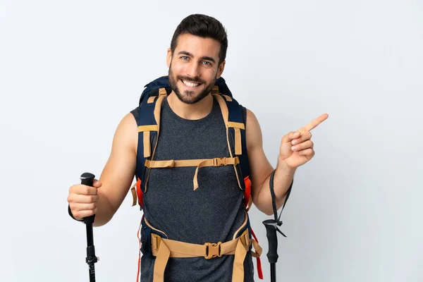 Jovem Homem Montanhista Com Uma Grande Mochila Postes Trekking Isolado — Fotografia de Stock