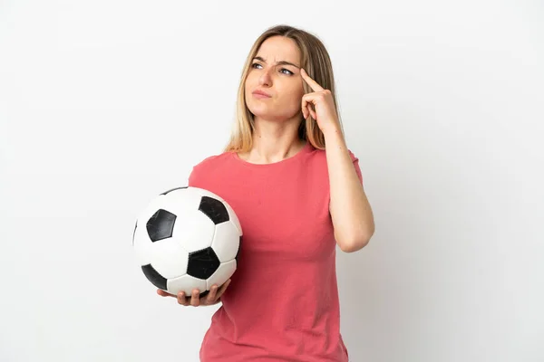 Joven Futbolista Mujer Sobre Aislada Pared Blanca Teniendo Dudas Pensando — Foto de Stock