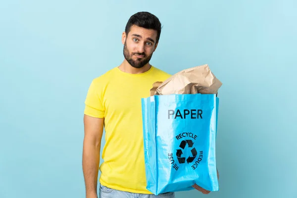 Joven Hombre Caucásico Sosteniendo Una Bolsa Reciclaje Aislada Sobre Fondo —  Fotos de Stock