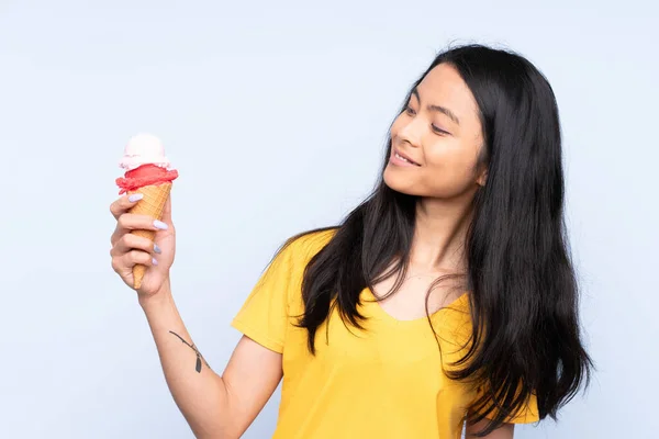 Teenager Ασιάτισσα Ένα Παγωτό Κορνέτα Απομονωμένο Μπλε Φόντο Χαρούμενη Έκφραση — Φωτογραφία Αρχείου