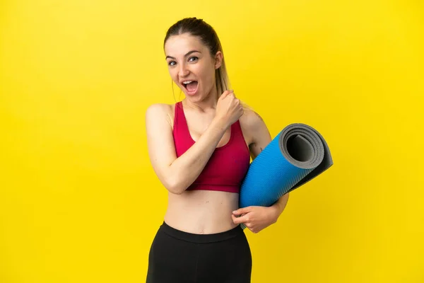 Young Sport Woman Going Yoga Classes While Holding Mat Celebrating — Stock Photo, Image