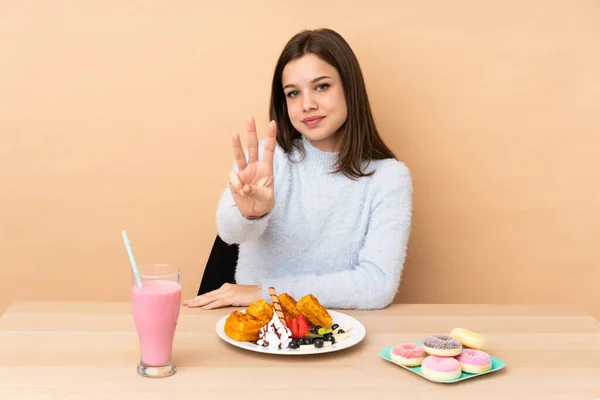 Chica Adolescente Comiendo Gofres Aislados Fondo Beige Feliz Contando Tres — Foto de Stock